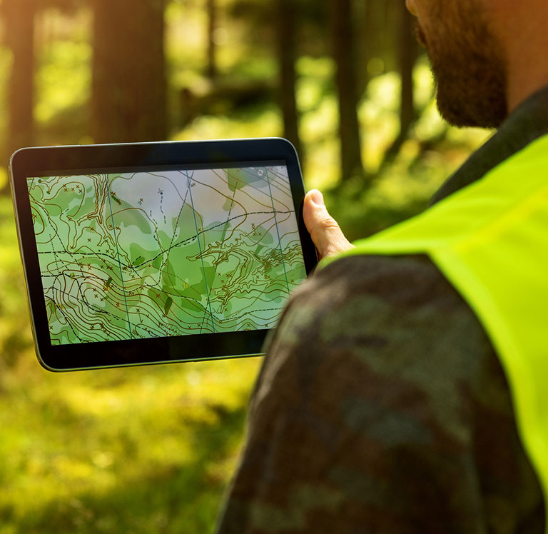 Foresty-iPad-worker